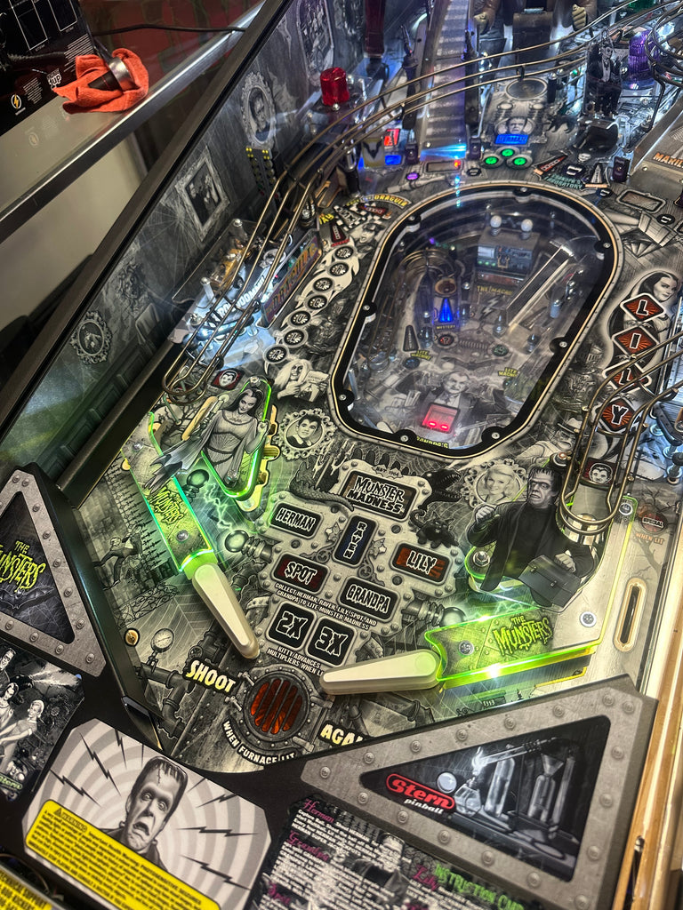 Stern Pinball LOADED The Munsters Premium Black & White Pinball Machine for sale ()
