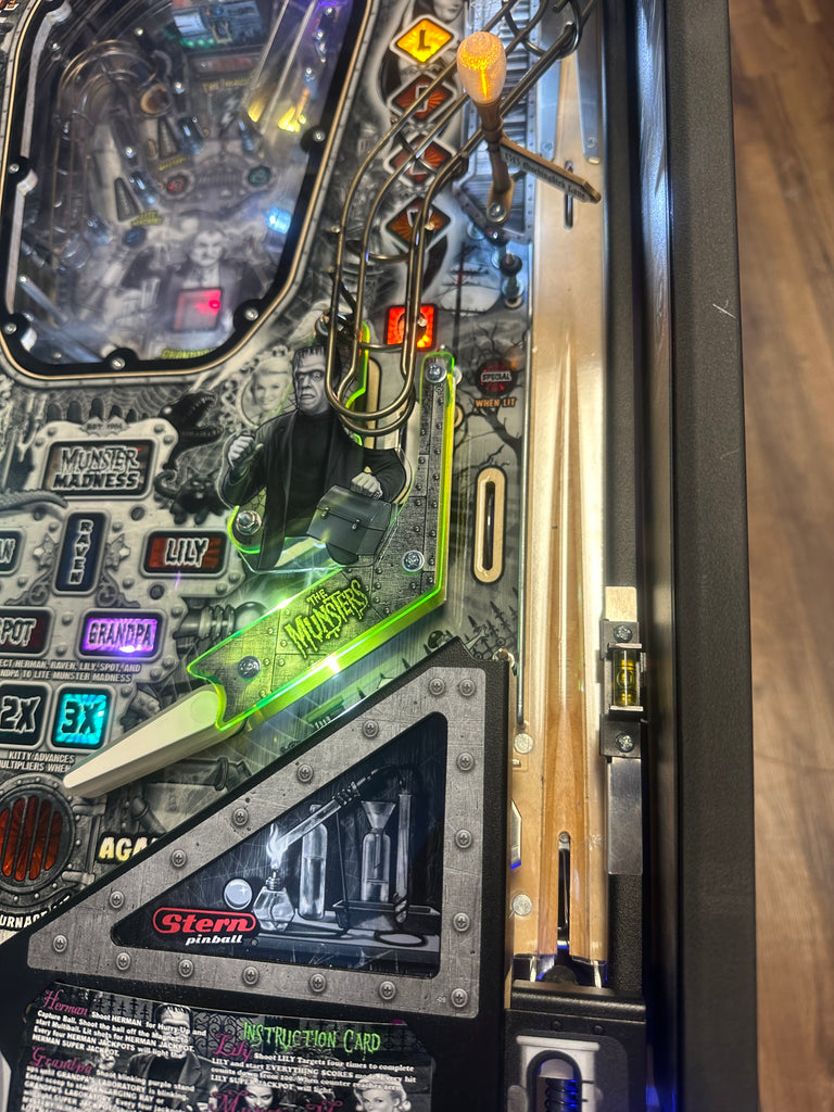 Stern Pinball LOADED The Munsters Premium Black & White Pinball Machine for sale ()
