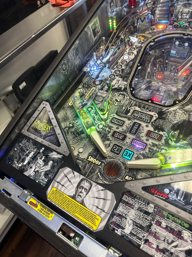 Stern Pinball LOADED The Munsters Premium Black & White Pinball Machine for sale ()